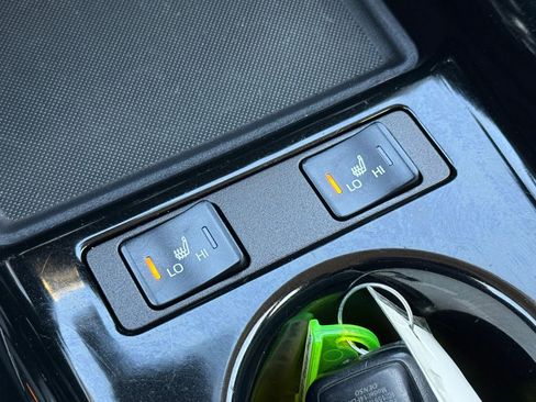 Used 2022 Toyota Prius Prime LE image 32