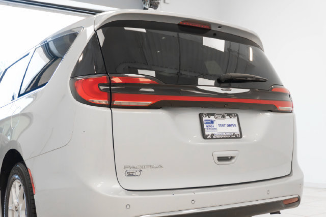 Used 2024 Chrysler Pacifica Touring-L FWD image 30