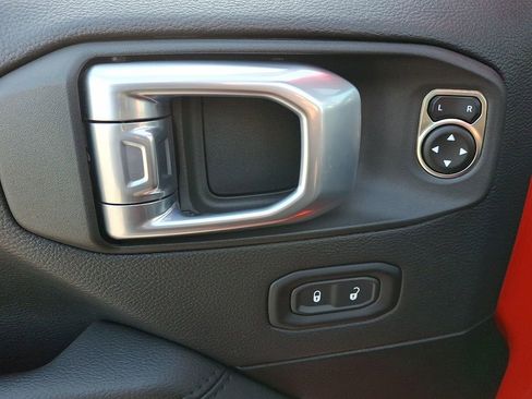 Used 2023 Jeep Wrangler Unlimited Sahara AWD/4WD image 16