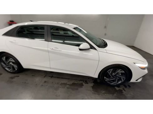 Used 2025 Hyundai Elantra SEL image 2