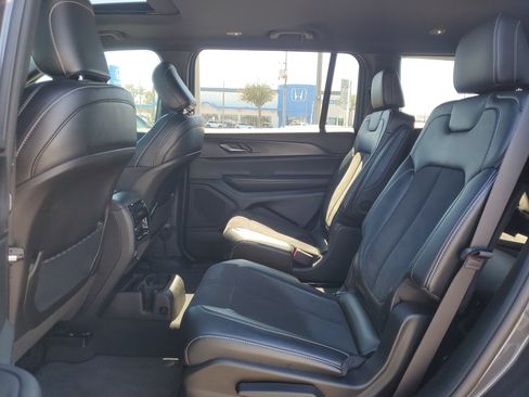 Used 2024 Jeep Grand Cherokee L Altitude image 15