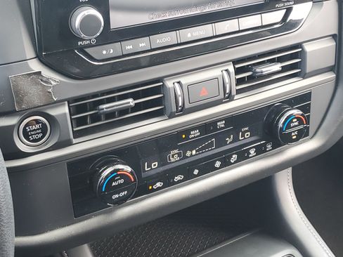 Used 2024 Nissan Pathfinder S image 32