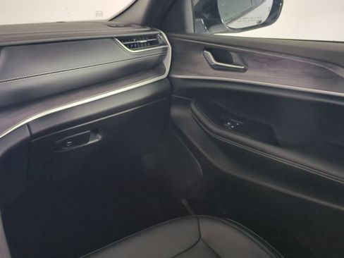 Used 2025 Jeep Grand Cherokee Limited AWD/4WD image 20