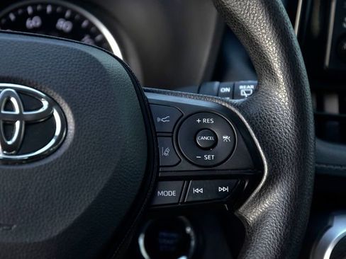 Used 2021 Toyota RAV4 XLE FWD image 16