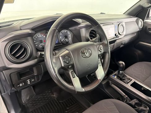 Used 2019 Toyota Tacoma TRD Off-Road AWD/4WD image 13