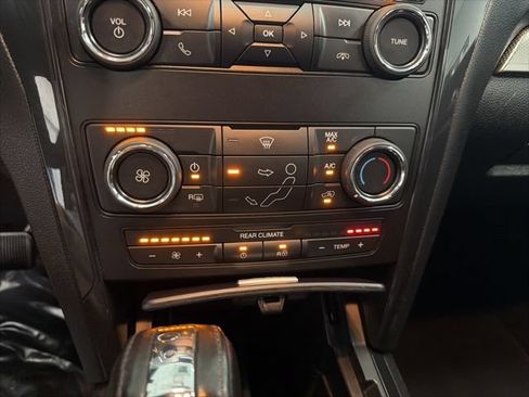 Used 2018 Ford Explorer XLT AWD/4WD image 17