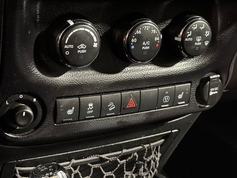 Used 2015 Jeep Wrangler Unlimited Sahara AWD/4WD image 31