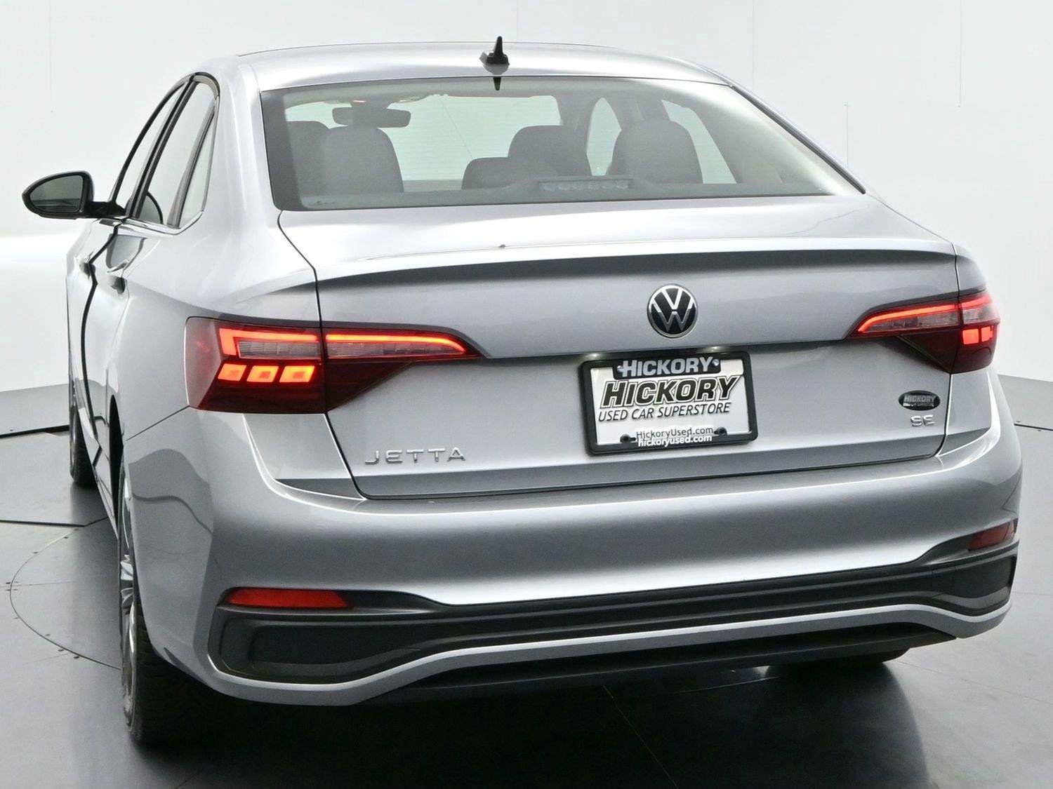 Used 2024 Volkswagen Jetta SE FWD image 6