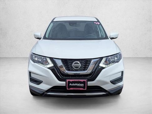 Used 2019 Nissan Rogue S image 2