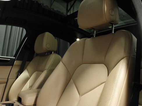 Certified 2025 Porsche Macan AWD/4WD image 28