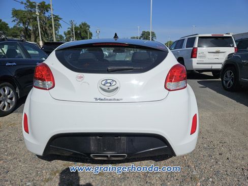 Used 2017 Hyundai Veloster Value Edition FWD image 8