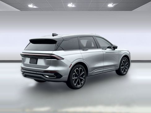 Used 2024 Lincoln Nautilus Reserve w/ Equipment Group 202A AWD/4WD image 9
