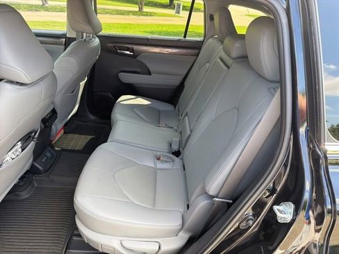Used 2023 Toyota Highlander Limited FWD image 10