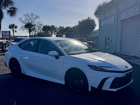 Used 2025 Toyota Camry SE image 1