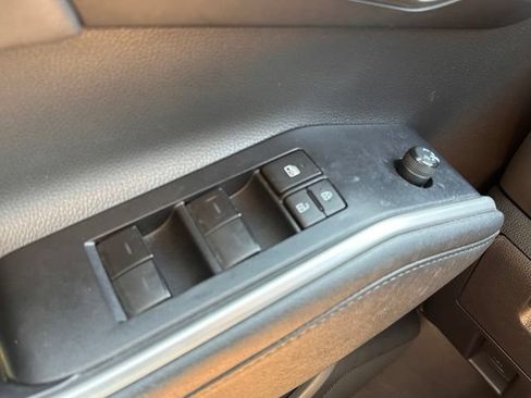 Used 2023 Toyota Highlander XLE FWD image 16