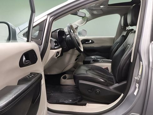 Used 2020 Chrysler Pacifica Limited FWD image 9