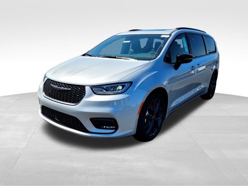 New 2026 Chrysler Pacifica Limited w/ Uconnect Theater Family Group image 3