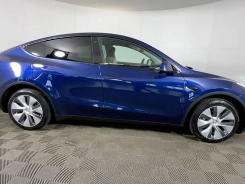 Used 2023 Tesla Model Y Long Range AWD/4WD image 3
