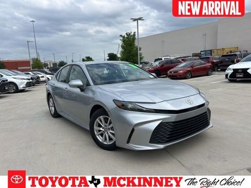 Used 2025 Toyota Camry LE image 1