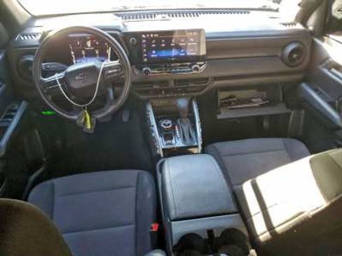 Used 2023 Chevrolet Colorado Trail Boss w/ Technology Package AWD/4WD image 7