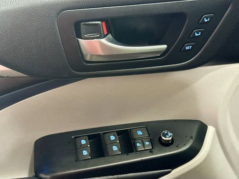 Used 2017 Toyota Highlander Limited Platinum image 19