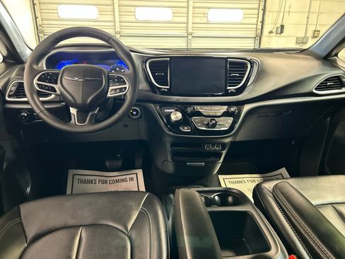 Used 2025 Chrysler Pacifica Select FWD image 4