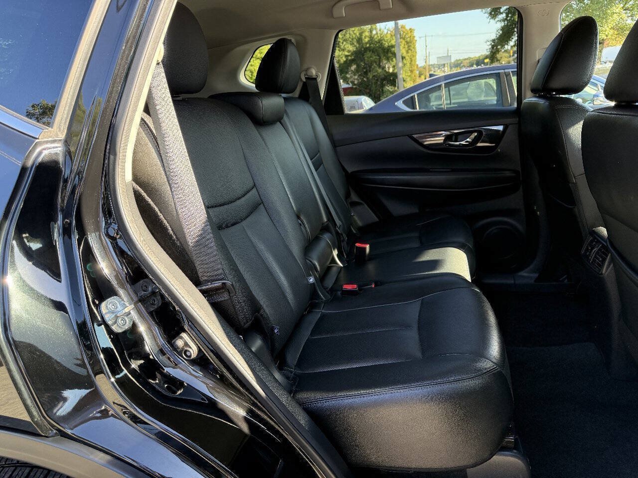 Used 2019 Nissan Rogue SL AWD/4WD image 16
