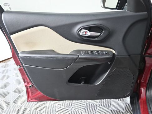Used 2016 Jeep Cherokee Sport AWD/4WD image 18