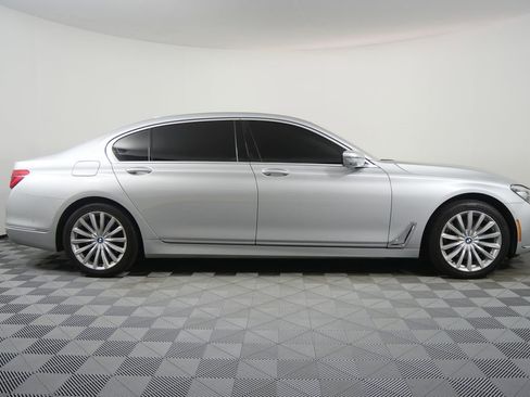 Used 2017 BMW 740i image 2