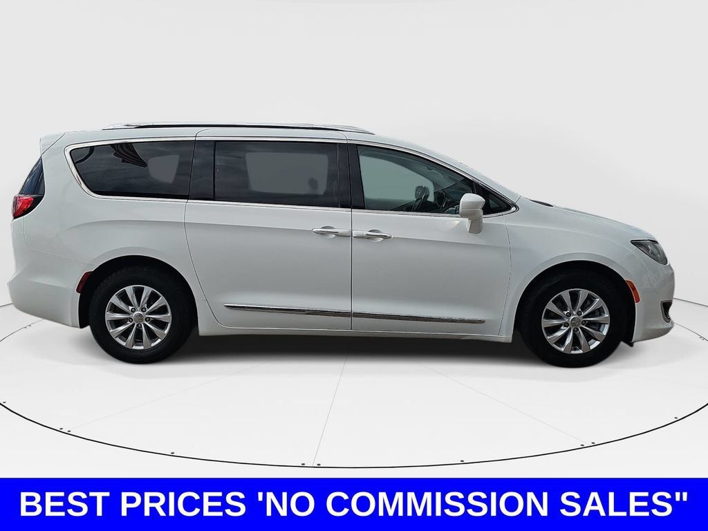 Used 2018 Chrysler Pacifica Touring-L FWD image 2