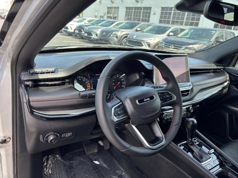 Used 2025 Jeep Compass Trailhawk AWD/4WD image 34