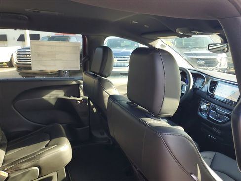 New 2025 Chrysler Voyager LX image 28