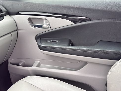 Used 2016 Honda Pilot Touring image 23