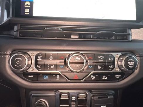 Used 2025 Jeep Wrangler Unlimited Sahara w/ Safety Group image 22