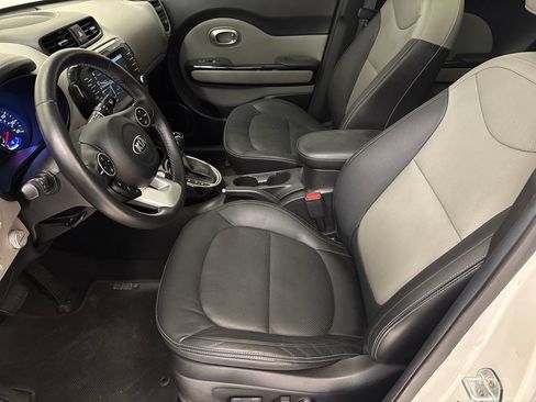Used 2017 Kia Soul + w/ Primo Package FWD image 18