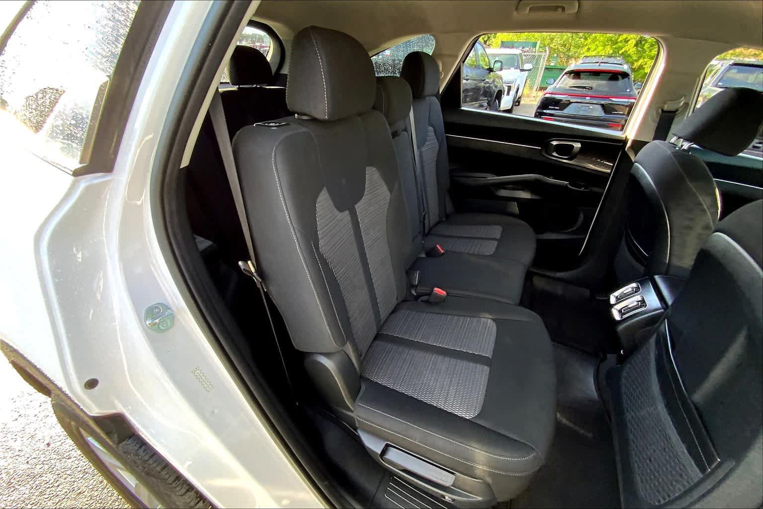 Used 2023 Kia Sorento LX AWD/4WD image 19