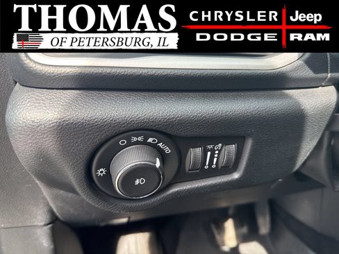 Used 2020 Chrysler Pacifica Touring-L FWD image 11