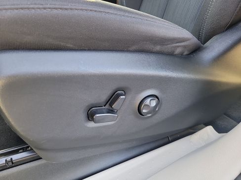 Used 2023 Chrysler Voyager LX FWD image 17