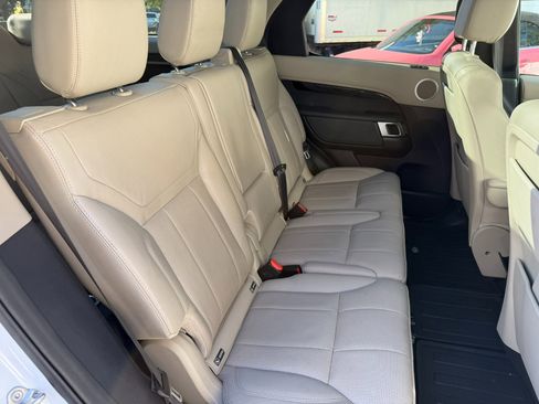 Used 2019 Land Rover Discovery SE image 47