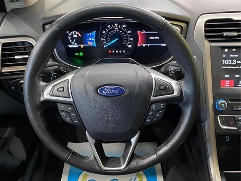 Used 2017 Ford Fusion SE w/ Fusion SE Technology Package image 18