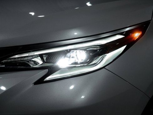 Used 2024 Toyota Sienna Platinum image 8