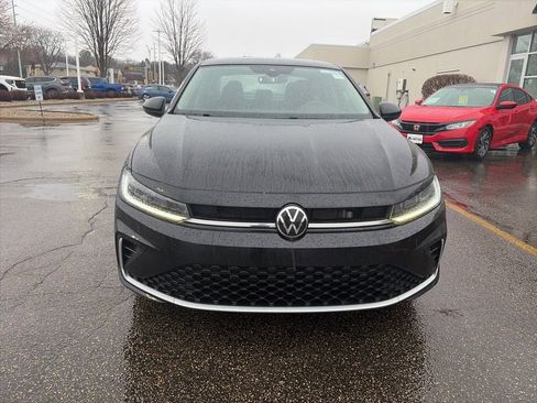 Certified 2025 Volkswagen Jetta SE FWD image 3