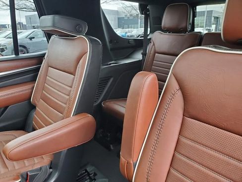Used 2023 GMC Yukon Denali Ultimate image 12