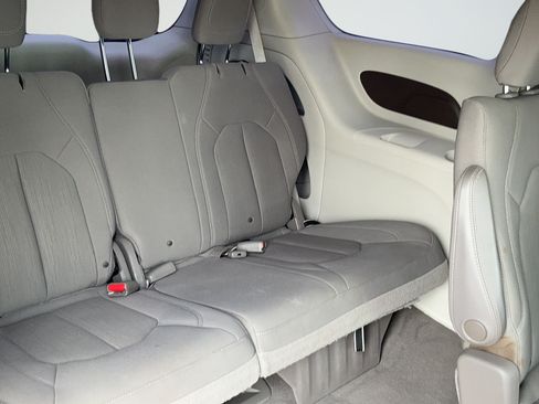 Used 2019 Chrysler Pacifica LX FWD image 40