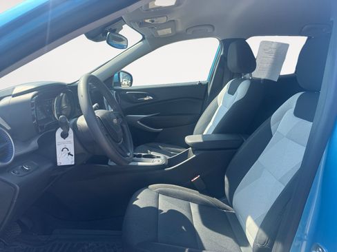 Used 2025 Chevrolet Trax LS w/ LS Convenience Package FWD image 9