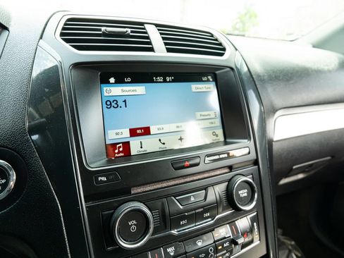 Used 2017 Ford Explorer XLT w/ Equipment Group 202A AWD/4WD image 40