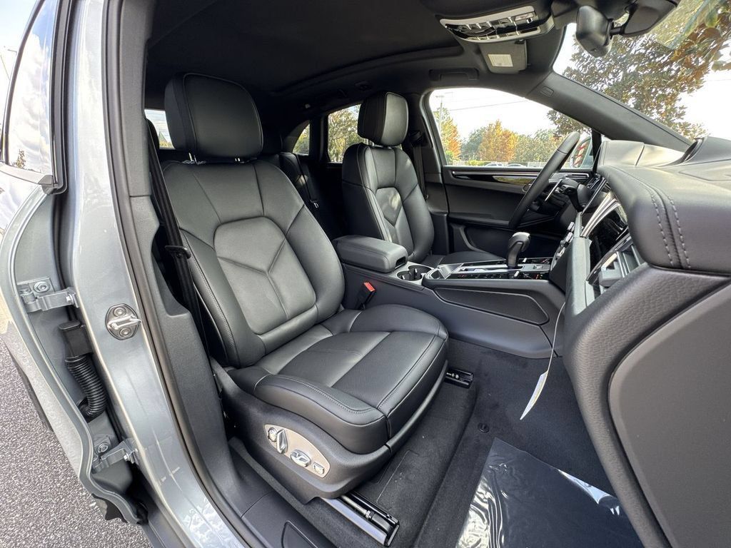 Certified 2026 Porsche Macan AWD/4WD image 21