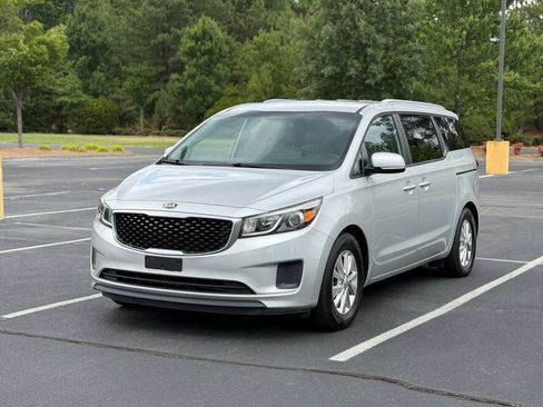 Used 2016 Kia Sedona LX w/ LX Convenience Package FWD image 6