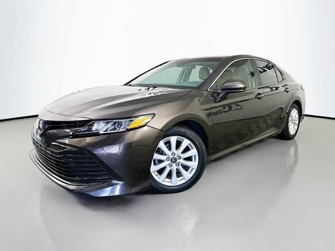 Used 2018 Toyota Camry LE image 3