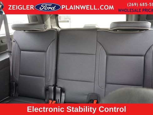 Used 2023 GMC Yukon XL SLT w/ SLT Premium Package image 16